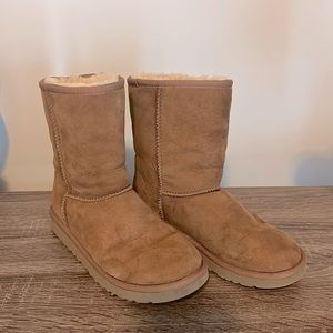 Uggs girl boots size 4 shearling lining *read description